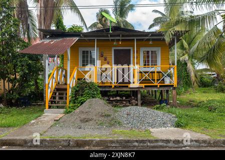 Wunderschöne farbenfrohe karibische Häuser in der Bezirkshauptstadt Bocas del Toro, Panama Stockfoto
