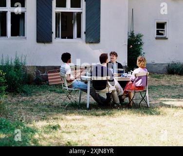 ENNO TREBS, PAULA BEER, LANGSTON UIBEL und THOMAS SCHUBERT in AFIRE (2023) -Originaltitel: ROTER HIMMEL-, Regie: CHRISTIAN PETZOLD. Quelle: Schramm Film Koerner & Weber The Match Factory ZDF/Arte zweites Deutsches Fernsehen (ZDF) / Album Stockfoto