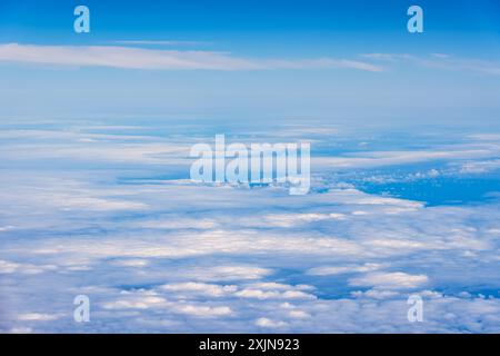 Landschaft eines Wolkenmeers, von einem Flugzeug aus gesehen bei Sonnenaufgang. Stockfoto