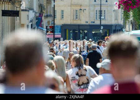 Bath, Großbritannien, 19. Juli 2024. In vielen Teilen Englands und Wales herrscht eine warme Temperatur von 31 °C. auf den Straßen von Bath werden zahlreiche Käufer abgebildet, während die Menschen das meiste aus dem sehr heißen Wetter machen. Quelle: Lynchpics/Alamy Live News Stockfoto