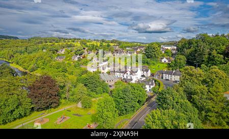 Craigellachie Village Moray Scotland Victoria Street A95 und Häuser umgeben von Bäumen im Sommer Stockfoto