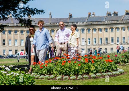 Bath, Großbritannien, 19. Juli 2024. In vielen Teilen Englands und Wales herrschen warme Temperaturen von 31 °C. eine Schülerin, die gerade an ihrer Abschlussfeier teilgenommen hat, wird vor dem weltberühmten Royal Crescent zu Fuß gesehen. Quelle: Lynchpics/Alamy Live News Stockfoto