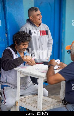 Lima - Peru, 21. Mai 2023 - der Fischereihafen von Lima ist ein Ort der Aktivität, in dem Fischer unermüdlich daran arbeiten, ihren Fang einzubringen. Die Vögel kreisen über den Kopf Stockfoto