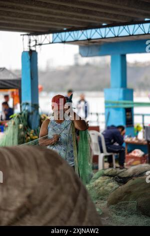 Lima - Peru, 21. Mai 2023 - im Fischereihafen Limas entfalten sich die täglichen Rhythmen des Lebens, während Fischer, Vögel und Besucher nebeneinander leben. Die Luft ist gefüllt mit Stockfoto