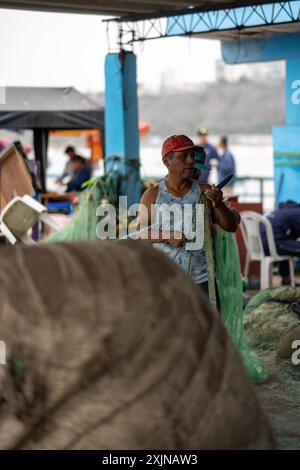 Lima - Peru, 21. Mai 2023 - der Fischerhafen von Lima ist eine lebendige Szene, in der Fischer ihre Boote entladen, ihre Fänge sortieren und sich auf die Tore vorbereiten Stockfoto