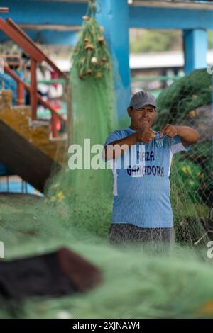 Lima - Peru, 21. Mai 2023 - wenn die Dämmerung über dem Fischereihafen von Lima bricht, erwacht die Gegend zum Leben mit der Hektik der Fischer, die ihre gea vorbereiten Stockfoto