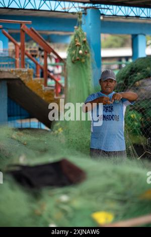 Lima - Peru, 21. Mai 2023 - in Limas belebtem Fischerhafen schaffen Fischer, Vögel und Fußgänger ein lebendiges Tableau. Die Aktivitäten der Fischer ATT Stockfoto