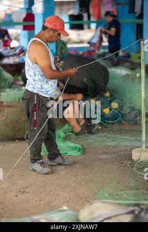 Lima - Peru, 21. Mai 2023 - der Fischerhafen in Lima ist voll von Aktivitäten, während sich die Fischer auf den bevorstehenden Tag vorbereiten. Stockfoto