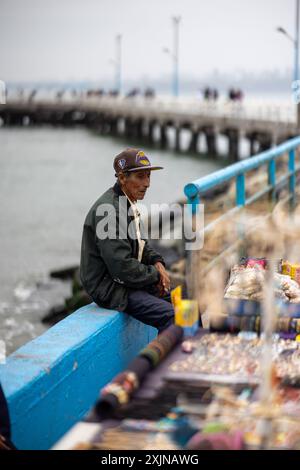 Lima - Peru, 21. Mai 2023 - im Fischereihafen von Lima wird die geschäftige Tätigkeit der Fischer durch die Anwesenheit von Seevögeln ergänzt. Die Docks sind gefüllt Stockfoto