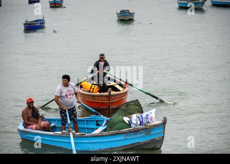 Lima - Peru, 21. Mai 2023 - im Herzen des Fischereihafens von Lima werden Fischer beim Reparieren von Netzen und der Vorbereitung ihrer Boote beobachtet Stockfoto