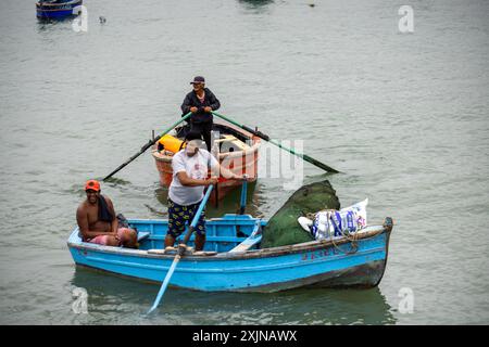 Lima - Peru, 21. Mai 2023 - der Fischereihafen von Lima ist ein Ort der Aktivität, in dem Fischer Netze reparieren und ihre Boote vorbereiten Stockfoto