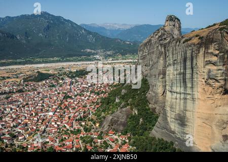 Meteora. Aus der Vogelperspektive von Kalambaka aus den Klöstern, Griechenland. Stockfoto