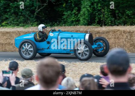 1927 Bugatti Type 35B Rennwagen, der beim Goodwood Festival of Speed 2024 Motorsport Event in Großbritannien auf der Bergstrecke fährt Stockfoto