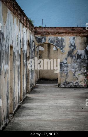 Detail des ruinierten Kreuzgangs der Kirche und des Klosters Santa Teresa de Jesus, Antigua, Guatemala Stockfoto