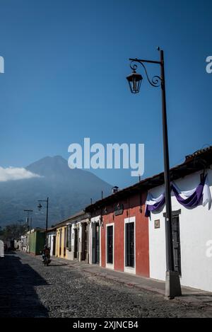 Farbenfrohe Kopfsteinpflasterstraße im spanischen Stadtzentrum aus der Kolonialzeit, Antigua, Guatemala, Mittelamerika Stockfoto