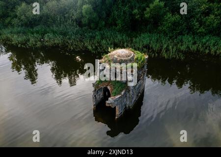 Alte überflutete, verlassene Kirche. Alte Ruinen auf dem Wasser, aus der Luft. Stockfoto