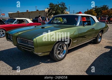 Gulfport, MS - 01. Oktober 2023: Hochperspektivische Vorderansicht eines Pontiac GTO Cabriolets aus dem Jahr 1968 auf einer lokalen Autoshow. Stockfoto