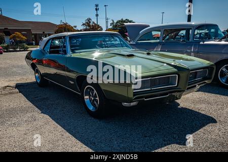 Gulfport, MS - 01. Oktober 2023: Hochperspektivische Vorderansicht eines Pontiac GTO Cabriolets aus dem Jahr 1968 auf einer lokalen Autoshow. Stockfoto