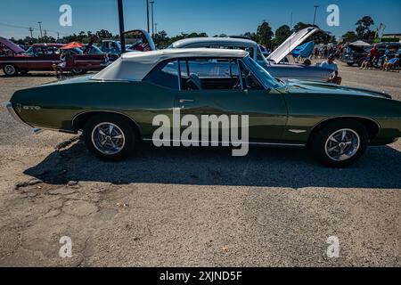 Gulfport, MS - 01. Oktober 2023: Hochperspektivische Seitenansicht eines Pontiac GTO Cabriolets aus dem Jahr 1968 auf einer lokalen Autoshow. Stockfoto