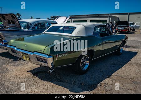 Gulfport, MS - 01. Oktober 2023: Hochperspektivische Rückansicht eines Pontiac GTO Cabriolets aus dem Jahr 1968 auf einer lokalen Autoshow. Stockfoto
