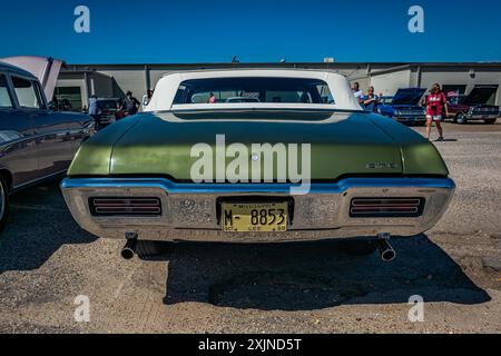 Gulfport, MS - 01. Oktober 2023: Hochperspektivische Rückansicht eines Pontiac GTO Cabriolets aus dem Jahr 1968 auf einer lokalen Autoshow. Stockfoto