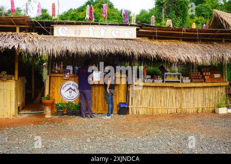 Coffee Shop im Langhals-Dorf in Wiang Pa Pao - Mae Chedi Mai, Thailand Stockfoto