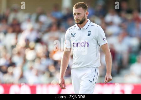 Nottingham, Großbritannien. Juli 2024. Gus Atkinson aus England bereitet sich auf das Bowl während des Spiels der Rothesay International Test Match Series zwischen England und West Indies am 19. Juli 2024 in Trent Bridge, Nottingham, England vor. Foto von Stuart Leggett. Nur redaktionelle Verwendung, Lizenz für kommerzielle Nutzung erforderlich. Keine Verwendung bei Wetten, Spielen oder Publikationen eines einzelnen Clubs/einer Liga/eines Spielers. Quelle: UK Sports Pics Ltd/Alamy Live News Stockfoto