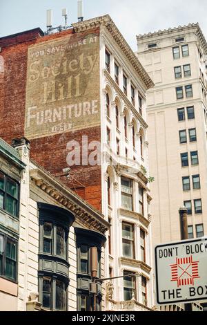 Historisches Backsteingebäude mit einem Werbetafeln mit der Aufschrift Soiety Hill Furniture in der Innenstadt von Philadelphia, Pennsylvania, 19. Juli 2024 Stockfoto