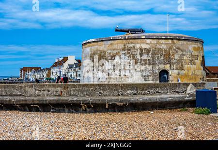 Martello Tower (Nr. 47) am Strand von Seaford, Stockfoto