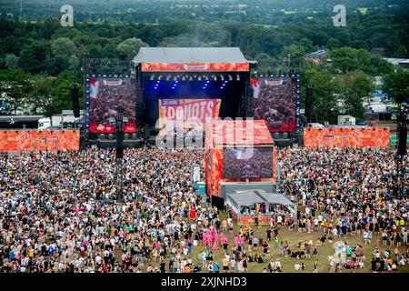 Nordholz, Deutschland. Juli 2024. Zahlreiche Festivalbesucher sehen das Konzert der Band Donots beim Deichbrand Festival (aus einem Riesenrad geschossen). Das Open-Air-Festival mit rund 60.000 Besuchern findet vom 18. Bis 21. Juli statt. Quelle: Hauke-Christian Dittrich/dpa/Alamy Live News Stockfoto