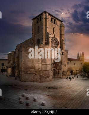 Panoramablick bei Sonnenaufgang auf die Kirche San Esteban in der Stadt Burgos. Iglesia de San Esteban ist eine ehemalige katholische Kirche in Burgos Stockfoto