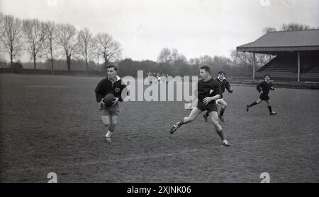 1950er Jahre, historische Rugby-union, Spieler auf dem Spielfeld, die an einem Training teilnehmen, in einem 7:1-Side-Wettbewerb. Stockfoto