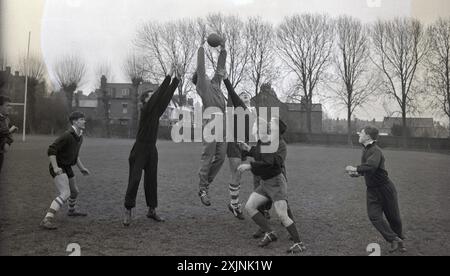 1950er Jahre, Geschichte, Amateur-Rugby-union, Spieler, einige tragen Trainingsanzüge, bei einem Wettkampf um den Ball in einer Trainingssitzung in England, Großbritannien. Stockfoto