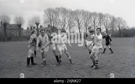 1950er Jahre, historisches, Amateur-Rugby-union-Spiel, Spieler auf dem Spielfeld, Ovalball in der Hand von Scrum Half, England, Großbritannien. Stockfoto