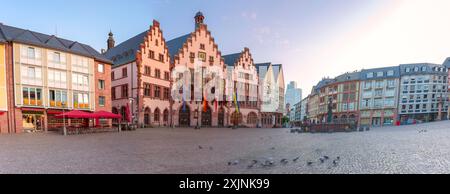 Alte mittelalterliche Häuser auf dem Romerberger Marktplatz in Frankfurt am Main bei Tagesanbruch. Stockfoto