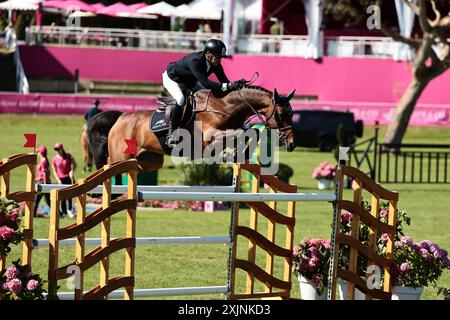 Conor Swail of Ireland mit Casturano während des CSI5* Prix Mars & Co beim Jumping International de Dinard am 19. Juli 2024, Dinard, Frankreich (Foto: Maxime David - MXIMD Pictures) Stockfoto