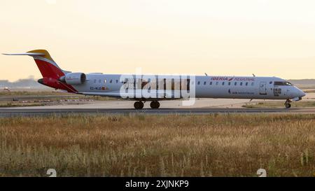 Ein Flugzeug der Fluggesellschaft Iberia Regional Air Nostrum, Bombardier CRJ-1000ER NG CL-600-2E25, Kennung EC-MJO startete auf dem Flughafen Frankfurt a.M. Flughafen Frankfurt a.M. am 19.07.2024 in Frankfurt a.M./Deutschland *** ein Flugzeug der Fluggesellschaft Iberia Regional Air Nostrum , Bombardier CRJ 1000ER NG CL 600 2E25 , Anmeldung EC MJO startet am 19. 07. 2024 vom Flughafen Frankfurt a M Frankfurt a M am Flughafen Frankfurt a M in Frankfurt a M Deutschland Stockfoto