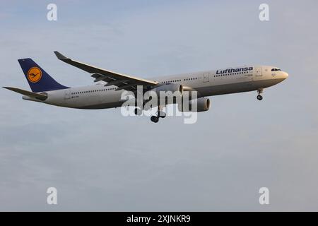 Ein Flugzeug der Fluggesellschaft Lufthansa, Airbus A330-343, Kennung D-AIKL im Landeanflug auf den Flughafen Frankfurt a.M. Flughafen Frankfurt a.M. am 19.07.2024 in Frankfurt a.M./Deutschland. *** Ein Flugzeug der Fluggesellschaft Lufthansa, Airbus A330 343, Registrierung D AIKL nähert sich am 19 07 2024 in Frankfurt a M am Flughafen Frankfurt a M Frankfurt a M am Flughafen Frankfurt a M Stockfoto