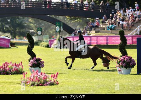 Megane Moissonnier aus Frankreich mit Bracadabra während des CSI5* Prix Mars & Co beim Jumping International de Dinard am 19. Juli 2024, Dinard, Frankreich (Foto: Maxime David - MXIMD Pictures) Stockfoto