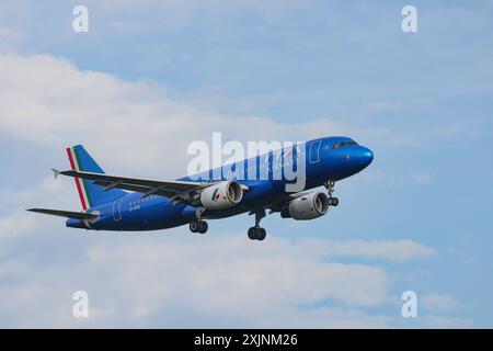 Ein Flugzeug der Fluggesellschaft ITA Airways, Airbus A320-216, Kennung EI-DTE im Landeanflug auf den Flughafen Frankfurt a.M. Flughafen Frankfurt a.M. am 19.07.2024 in Frankfurt a.M./Deutschland. *** Ein Flugzeug der Fluggesellschaft ITA Airways, Airbus A320 216, Registrierung EI DTE beim Anflug zum Flughafen Frankfurt a M am Flughafen Frankfurt a M am 19 07 2024 in Frankfurt a M Deutschland Stockfoto