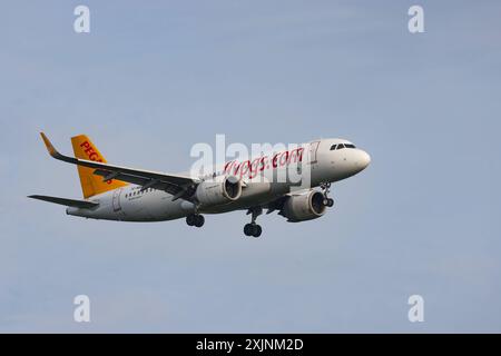 Ein Flugzeug der Fluggesellschaft Pegasus Airlines, Airbus A320-251N, Kennung TC-NBG im Landeanflug auf den Flughafen Frankfurt 19.07.2024 a.M./Deutschland. *** Ein Flugzeug der Pegasus Airlines, Airbus A320 251N, Registrierung TC NBG nähert sich am 19 07 2024 in Frankfurt a M am Flughafen Frankfurt a M Frankfurt a M am Flughafen Frankfurt a M Stockfoto