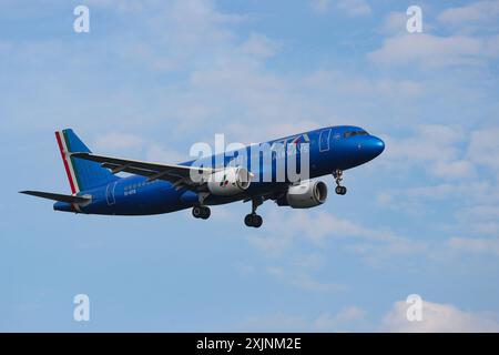 Ein Flugzeug der Fluggesellschaft ITA Airways, Airbus A320-216, Kennung EI-DTE im Landeanflug auf den Flughafen Frankfurt a.M. Flughafen Frankfurt a.M. am 19.07.2024 in Frankfurt a.M./Deutschland. *** Ein Flugzeug der Fluggesellschaft ITA Airways, Airbus A320 216, Registrierung EI DTE beim Anflug zum Flughafen Frankfurt a M am Flughafen Frankfurt a M am 19 07 2024 in Frankfurt a M Deutschland Stockfoto