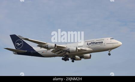 Ein Flugzeug der Fluggesellschaft Lufthansa, Boeing 747-430, Kennung D-ABVY im Landeanflug auf den Flughafen Frankfurt a.M. Flughafen Frankfurt a.M. am 19.07.2024 in Frankfurt a.M./Deutschland. *** Ein Flugzeug der Fluggesellschaft Lufthansa, Boeing 747 430, Registrierung D ABVY nähert sich am 19 07 2024 in Frankfurt a M am Flughafen Frankfurt a M Frankfurt a M am Flughafen Frankfurt a M Stockfoto