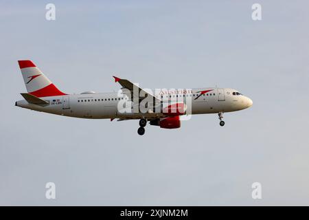 Ein Flugzeug der Fluggesellschaft Austrian Airlines, Airbus A320-214, Kennung OE-LBN im Landeanflug auf den Flughafen Frankfurt 19.07.2024 a.M./Deutschland. *** Ein Flugzeug der Fluggesellschaft Austrian Airlines, Airbus A320 214, Anmeldung OE LBN, die sich am 19 07 2024 in Frankfurt a M Flughafen Frankfurt a M in Frankfurt a M nähert Stockfoto