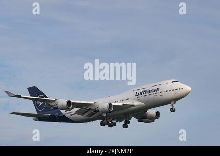 Ein Flugzeug der Fluggesellschaft Lufthansa, Boeing 747-430, Kennung D-ABVY im Landeanflug auf den Flughafen Frankfurt a.M. Flughafen Frankfurt a.M. am 19.07.2024 in Frankfurt a.M./Deutschland. *** Ein Flugzeug der Fluggesellschaft Lufthansa, Boeing 747 430, Registrierung D ABVY nähert sich am 19 07 2024 in Frankfurt a M am Flughafen Frankfurt a M Frankfurt a M am Flughafen Frankfurt a M Stockfoto