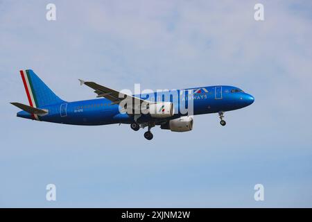 Ein Flugzeug der Fluggesellschaft ITA Airways, Airbus A320-216, Kennung EI-DTE im Landeanflug auf den Flughafen Frankfurt a.M. Flughafen Frankfurt a.M. am 19.07.2024 in Frankfurt a.M./Deutschland. *** Ein Flugzeug der Fluggesellschaft ITA Airways, Airbus A320 216, Registrierung EI DTE beim Anflug zum Flughafen Frankfurt a M am Flughafen Frankfurt a M am 19 07 2024 in Frankfurt a M Deutschland Stockfoto