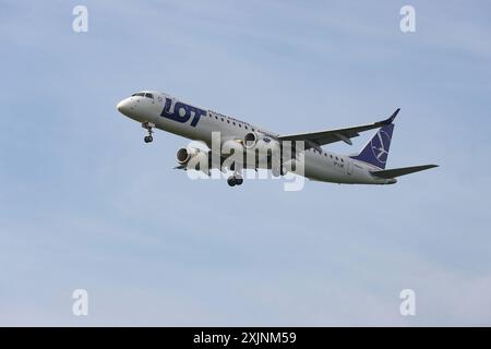 Ein Flugzeug der Fluggesellschaft LOT - Polish Airlines / Polskie Linie Lotnicze, Embraer 195LR ERJ-190-200LR, Kennung SP-LNE im Landeanflug auf den Flughafen Frankfurt 19.07.2024 a.M./Deutschland. *** Ein Flugzeug der Fluggesellschaft LOT Polish Airlines Polskie Linie Lotnicze, Embraer 195LR ERJ 190 200LR , Registrierung SP LNE: Anfahrt Frankfurt A M Flughafen Frankfurt A M Flughafen Frankfurt A M am 19 07 2024 in Frankfurt A M Deutschland Stockfoto