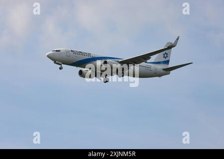 Ein Flugzeug der Fluggesellschaft El Al Israel Airlines, Boeing 737-8Z9, Kennung 4X-EKU im Landeanflug auf den Flughafen Frankfurt a.M. Flughafen Frankfurt a.M. am 19.07.2024 in Frankfurt a.M./Deutschland *** ein Flugzeug von El Al Israel Airlines, Boeing 737 8Z9, Registrierung 4X EKU nähert sich am 19 07 2024 in Frankfurt a M Flughafen Frankfurt a M Frankfurt a M Deutschland Stockfoto