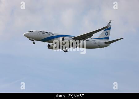 Ein Flugzeug der Fluggesellschaft El Al Israel Airlines, Boeing 737-8Z9, Kennung 4X-EKU im Landeanflug auf den Flughafen Frankfurt a.M. Flughafen Frankfurt a.M. am 19.07.2024 in Frankfurt a.M./Deutschland *** ein Flugzeug von El Al Israel Airlines, Boeing 737 8Z9, Registrierung 4X EKU nähert sich am 19 07 2024 in Frankfurt a M Flughafen Frankfurt a M Frankfurt a M Deutschland Stockfoto
