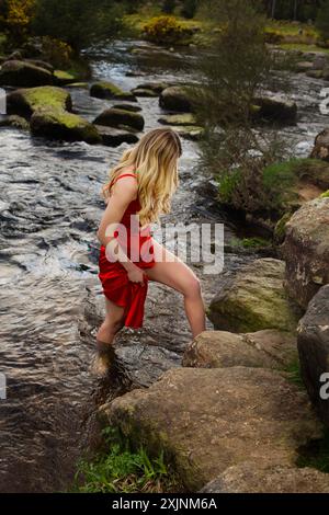 Eine wunderschöne Blondine in einem langen roten Kleid Stockfoto